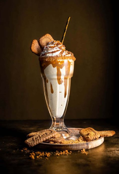 5 minute Biscoff milkshake Biscoff Frappe, Biscoff Milkshake, Milkshake Ideas, Homemade Milkshake, Best Milkshakes, Cinnamon Caramel, Biscoff Spread, Vanilla Milkshake, Biscoff Cookies