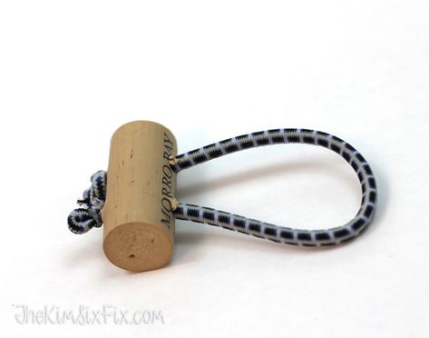 Service Project Ideas, Wine Cork Ideas, Old Wine Bottles, Recycled Wine Bottles, Cork Ideas, Extension Cords, Inside House, Bungee Cords, Wine Cork Crafts