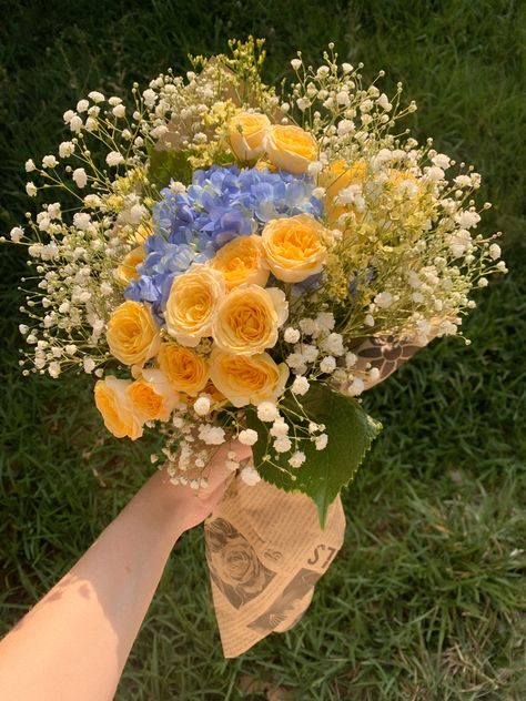 Yellow Bouquets, Flower Cute, Roses Blue, Crazy Ideas, Prettiest Bouquet, Photos Of People, Boquette Flowers, Babies Breath, Hilarious Photos