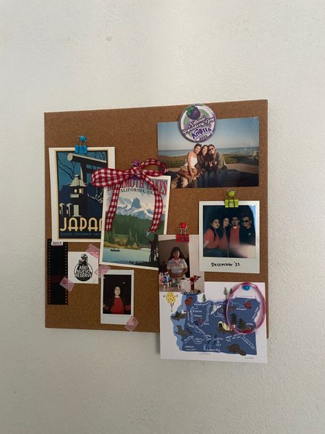 Room Desk Wall Decor, Aesthetic Ways To Display Photos, Pin Board Inspo Aesthetic, Roommate Dorm Ideas, Room Photo Wall Aesthetic, Cottage Core Dorm Decor, Creative Dorm Ideas, Pin Wall Board, Wall Collage Dorm Room