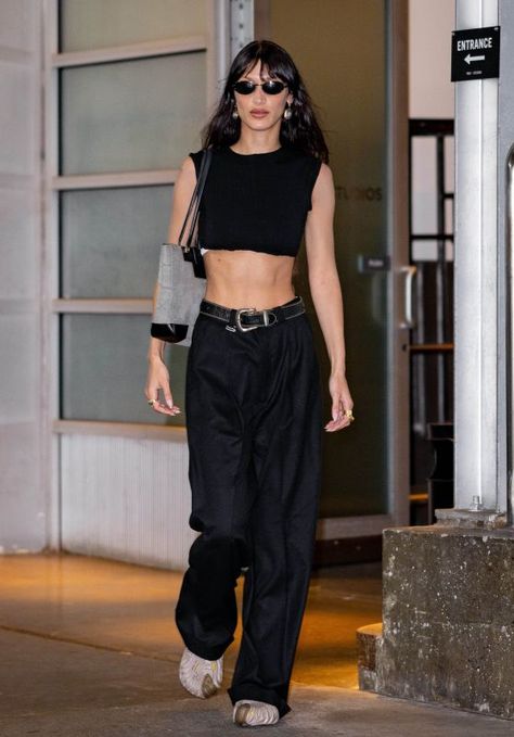 Bella Hadid Street Style, Rave Festival Outfits, Off Duty Outfits, Bella Hadid Outfits, Bella Hadid Style, Emma Chamberlain, Hadid Style, Black Crop Top, Celebrity Outfits