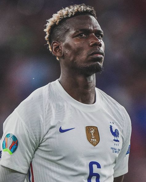 Pogba Pfp, Pogba France, Paul Labile Pogba, Steam Avatar, Nba Lebron James, Sports Edits, France National Team, Black And White Football, Football Players Images