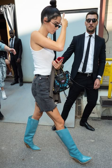 Kendall Jenner Cowboy, Blue Boots Outfit, Cowboy Boots Street Style, Shorts And Cowboy Boots, Blue Cowboy Boots, Cowboy Boot Outfits, Kendall Jenner Street Style, Look Jean, Bermuda Jeans