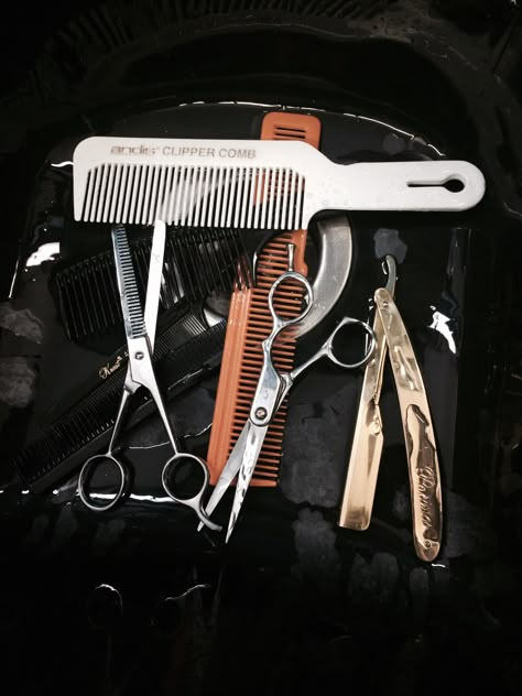 Barber tools Barber Aesthetic, Barber Photo, Barber Pictures, Barber Shop Pictures, Mens Barbershop, Mens Hair Salon, Stock Photography Ideas, Barber Products, Barber Accessories