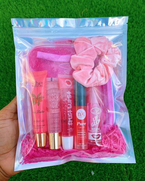 Lipgloss|Mink Lashes on Instagram: “Mega gloss bundle 💘, comes with 5 best selling lipgloss + scrunchy + vanity glam glitter bag. This can be a gift 🎁 or a treat to yourself 💕…” Lipgloss Kit Packaging, Lipgloss Business, Lip Gloss Business, Diy Gifts To Sell, Lip Gloss Homemade, Lip Gloss Cosmetics, Business Packaging Ideas, Lip Gloss Balm, Lip Balm Collection