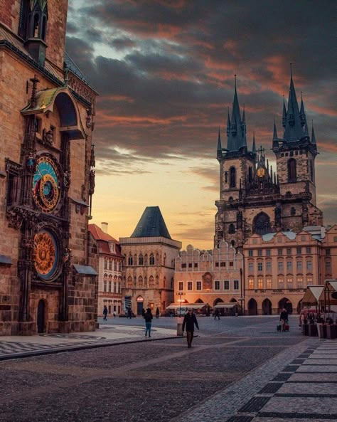 Prague, Czech Republic 🇨🇿 Photo by: @momentsofgregory [IG] Midnight Chronicles, Prague Photos, Prague Old Town, City Landscapes, Praha Prague, Visit Prague, Europe Aesthetic, Prague Castle, Old Town Square