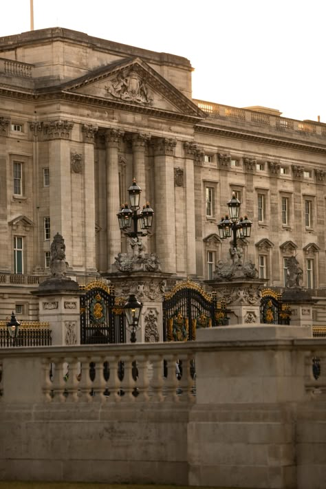 Buckingham Palace at Sunset in London England by Annie Fairfax Luxury Travel Guide United Kingdom Buckingham Palace Aesthetic, Birmingham Palace, United Kingdom Aesthetic, Palace Exterior, Palace Aesthetic, 2024 Classroom, Buckingham Palace London, London Dreams, Paradise Travel