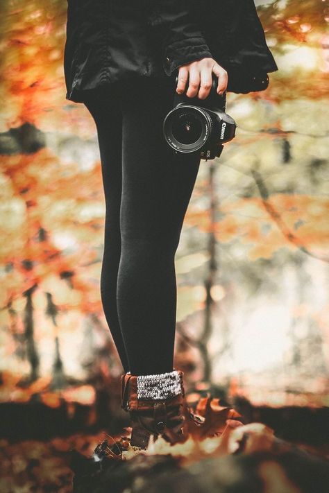 Holding A Camera, Portret Feminin, Shotting Photo, Photographie Portrait Inspiration, Have Inspiration, Fall Photoshoot, Fall Feels, Shooting Photo, Fall Pictures