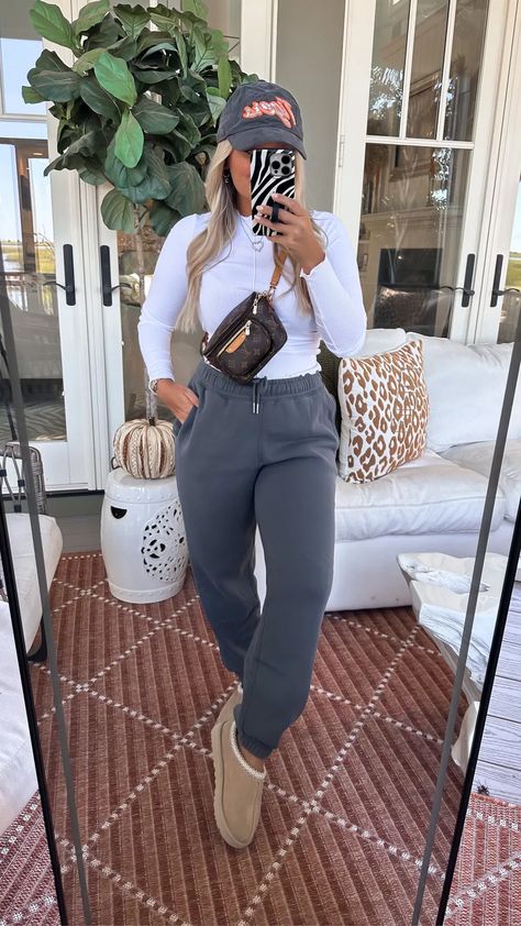 Cute Comfy Outfits For Work Casual, Cute Casual Lounge Outfits, Lazy Cute Fall Outfits, Cozy And Cute Outfits, Blonde Outfit Ideas Winter, Mom Wear Outfit Ideas, Comfy Lunch Outfit, Super Casual Winter Outfits, Thanksgiving Outfits Casual Comfy