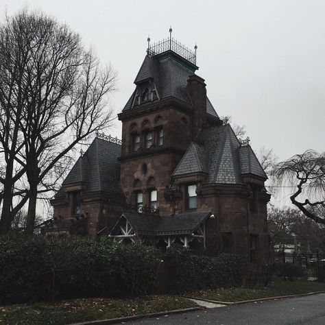 What You Need To Know About Victorian Style Homes Gothic Homes, Gothic Mansion, Creepy Houses, Victorian Style Homes, Horror Decor, Victorian Mansions, Abandoned House, 다크 판타지, Victorian Architecture