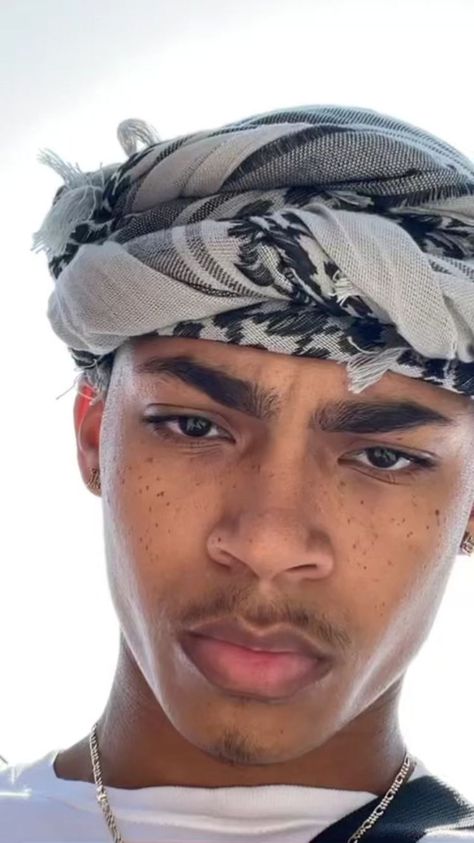 Estilo Cholo, Dark Skin Men, Black Men Hairstyles, Turban Headwrap, Black Boys, Men Boys, Pretty Men, Haircuts For Men, Head Scarf