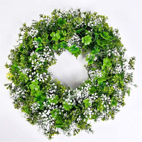 Welcome St Patrick's Day Shamrock Wreath🍀 Boxwood Wreath Decor, Patricks Day Decorations, Clover Wreath, St Patricks Decorations, Wreaths St Patricks, Summer Party Decorations, Farmhouse Front Porches, Porch Wall, Door Kitchen