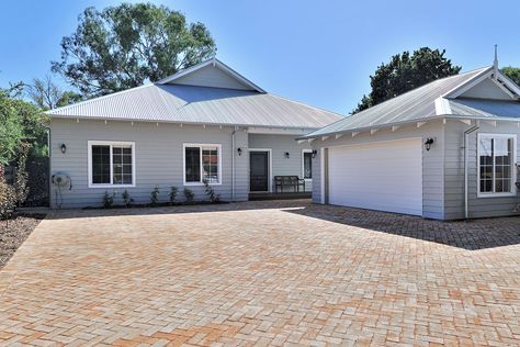 Beautiful weatherboard cottage, traditional style in Dulux Colorbond Shale Grey, and handmade Midland Brick Woodbridge pavers Ranch Style Homes Exterior Colors, Ranch Style Homes Exterior, Hamptons Style Homes, Weatherboard House, Shale Grey, Roof Restoration, House Cladding, Homes Exterior, Grey Houses