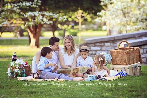 Picnic Photo Shoot, Picnic Photography, Family Potrait, Family Photoshoot Poses, Picnic Baskets, Vintage Picnic, Family Photo Pose, Spring Family, Family Picnic