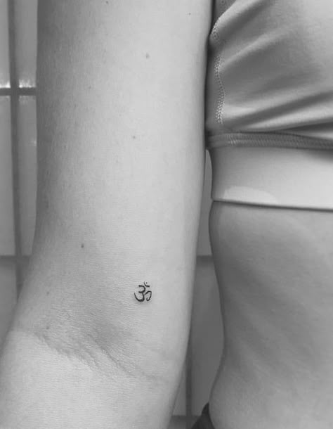 Hindu Tattoos, Om Tattoo Design, Tattoo Design For Hand, Tiny Tattoos For Women, Yoga Tattoos, Small Finger Tattoos, Ganesha Tattoo, Om Tattoo, Petite Tattoos