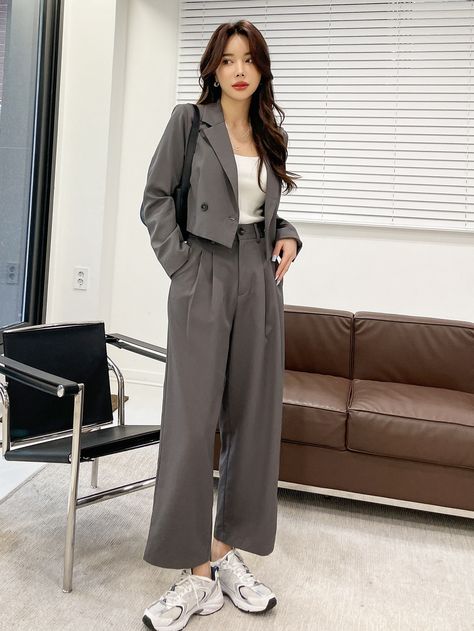 Tailored Pants Women, Work Outfits Frauen, Outfit Elegantes, Korean Casual Outfits, Stylish Work Outfits, Easy Trendy Outfits, Blazer Outfits, Work Outfits Women, Professional Outfits