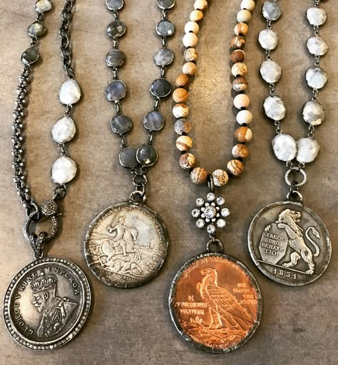 Coin Jewelry Diy, Coin Jewellery, Jewelry Assemblage, Jewelry Diy Ideas, Beaded Jewelry Earrings, Vintage Jewelry Ideas, Jewelry Repurposed, Boho Necklaces, Soldered Jewelry