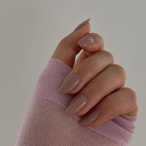 Dark Beige Nails, Simple Neutral Nails, Minimal Nail Art, Dark Hands, Minimal Nail, Minimal Nails Art, Beige Fashion, Kiss Nails, Subtle Nails