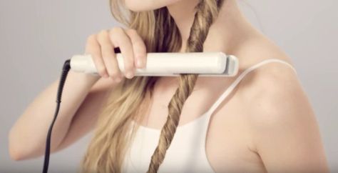 It's universally acknowledged that the "cool girl" hairstyle of the moment is the casual, beachy wave. Now you can get these effortless waves with one tool: your flat iron. Beach Waves With Flat Iron, Wavy Hair Diy, Wavy Beach Hair, Flat Iron Waves, Kerastase Hair, Easy Waves, Curl Hair With Straightener, Beach Curls, Twisted Hair