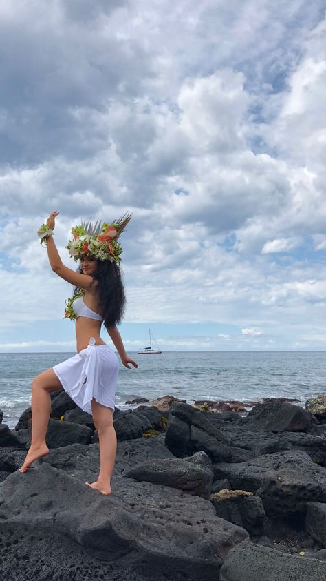 Hawaiian Hula Outfit, Hawaiian Dance Outfit, Polynesian Photoshoot, Tahitian Dance Costume, Hawaiian Photoshoot Ideas, Hawaiian Photoshoot, Tahitian Costumes, Hawaiian Woman, Tahitian Dance