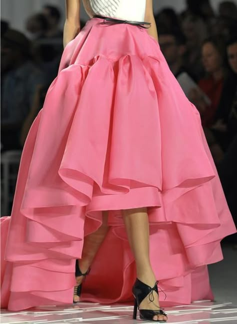 high-low pink skirt Evening Skirts, Think Pink, Pink Skirt, Mode Inspo, Gorgeous Gowns, Mode Inspiration, Retro Outfits, Fashion Details, Look Fashion