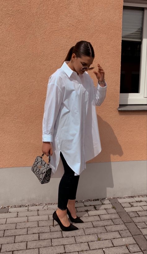 Oversized Shirt And Leggings Outfit, Oversized White Blouse Outfit, White Collar Shirt Outfit, Oversized White Shirt Outfit, Black Leggings Outfits, Style Black Leggings, Oversized Shirt Outfit, Leggings Outfit Ideas, Women Leggings Outfits