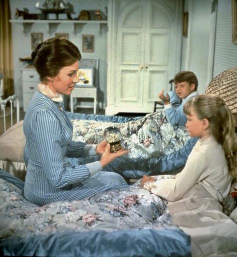 Julie Andrews, Matthew Gerber and Karen Dotrice in a scene Walt Disney’s  "Mary Poppins" (Buena Vista, 1964) Julie Andrews Mary Poppins, Mary Poppins Movie, Polaroid Movie Poster, Mary Poppins 1964, Make Up Inspiration, Julie Andrews, Practically Perfect, Disney Live Action, Old Disney