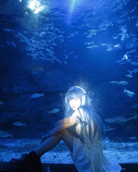 Aquarium Photos, Aquarium Pictures, 사진 촬영 포즈, Ex Machina, Cinematic Photography, Pose Reference Photo, Art Poses, 인물 사진, Film Aesthetic