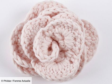 Rose Crochet, Diy Couture, Diy Photo, Flowers And Leaves, Merino Wool Blanket, Crochet Flowers, Granny Square, Crochet Projects, Floral Rings