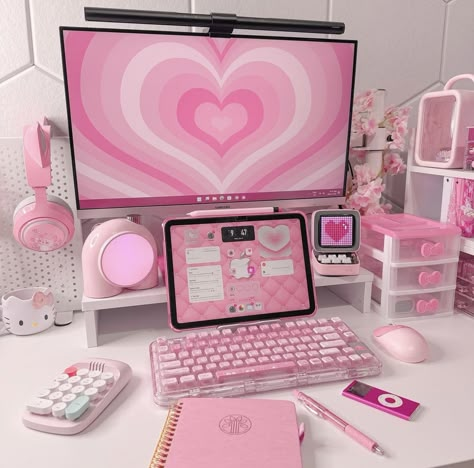 Cute Desk Ideas Pink, Setup Rosa, Cute Computer Setup, Pink Desk Aesthetic, Pink Gaming Set Up Aesthetic, Pink And White Computer Set Up, Pink Setup, Pastel Pink Pc Setup, Kawaii Pink Gaming Setup