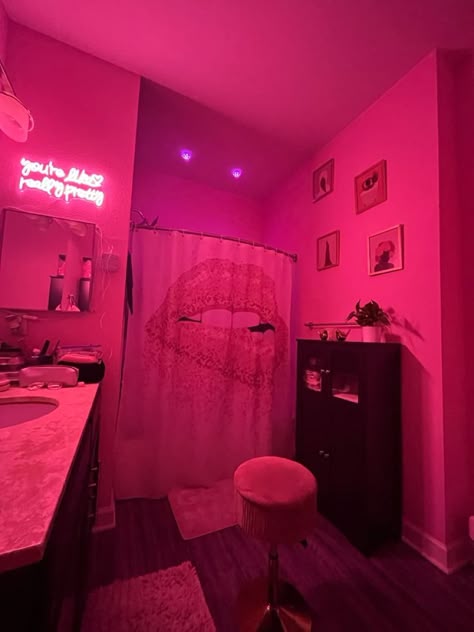 Pink Apartment Decor Bedroom, Boujee Apartment Ideas, Girly Bathroom Accessories, Pink Bathroom Decor Apartment, Baddie House Decor Living Room, Pink Y2k Bathroom, Pink Apartment Aesthetic Bathroom, Bathroom Decor Baddie, Baddie Bathroom Ideas Apartment