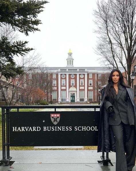 Law School Inspiration, Business Major, Kim Kardashian Outfits, Costume Noir, Harvard Business, Kardashian Outfit, Harvard Business School, Kim K, Kardashian Style