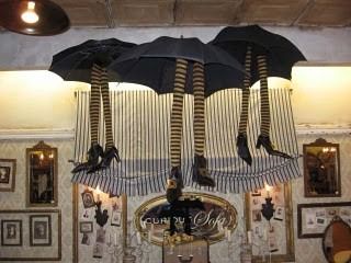 Uhyggelig Halloween, Decoration Vitrine, Hallowen Ideas, Halloween Decor Diy, Witch Legs, Adornos Halloween, Halloween Window, Diy Halloween Decor, Halloween Displays