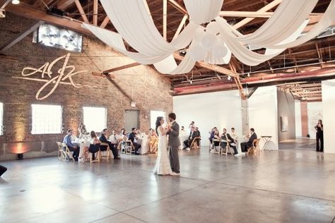 21 Loft & Warehouse Wedding Venues for an Industrial-Chic Style - WeddingWire Wedding Venues Arizona, Winter Wedding Planning, Industrial Chic Style, Industrial Wedding Venues, Arizona Wedding Venues, Scottsdale Wedding, Warehouse Wedding, Phoenix Wedding, Wedding Cakes Vintage