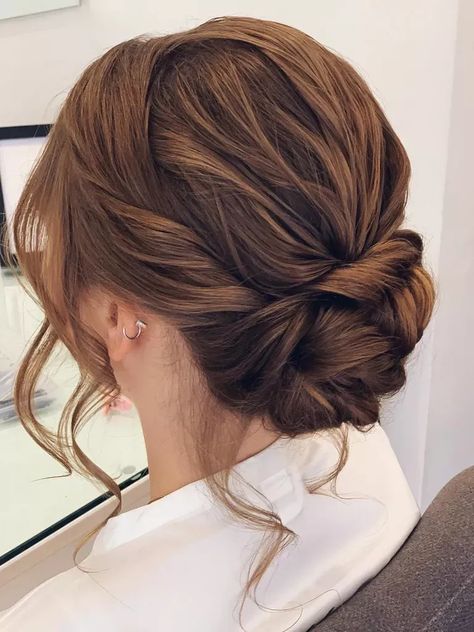 Romantic loose bun Wedding Hairstyles For Fine Hair With Veil, Loose Updo Medium Length Hair, Romantic Loose Bun, Engagment Hair Style Long Hair, Classic Bride Hair, Wedding Updo Low Bun, Wedding Makeup Brown Hair, Bride Up Do, Bridesmaid Hairstyles Medium Length Updo