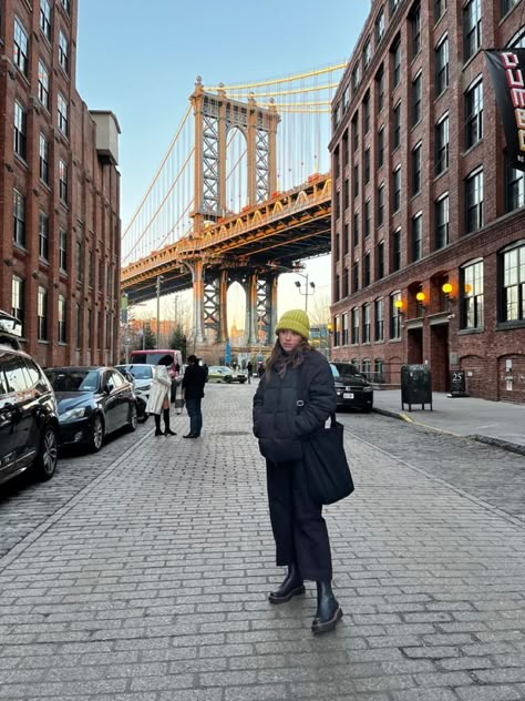 Ny Poses Aesthetic, Dumbo Brooklyn Aesthetic, Dumbo Brooklyn Poses, Dumbo Nyc Aesthetic, Brooklyn Photo Ideas, Dumbo Photoshoot Brooklyn, New York Brooklyn Aesthetic, Brooklyn Girl Aesthetic, Brooklyn Bridge Photo Ideas