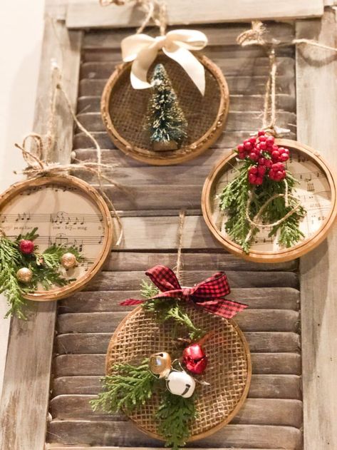 Christmas Decor That Sells, Small Embroidery Hoop Christmas Ornaments, Embroidery Hoop Christmas Decorations, Quilt Hoop Wall Decor, 2023 Christmas Ornament, Diy Vintage Ornaments Christmas, Christmas Ornaments Diy Homemade, Vintage Diy Christmas Decor, Embroidery Hoop Ornaments Diy