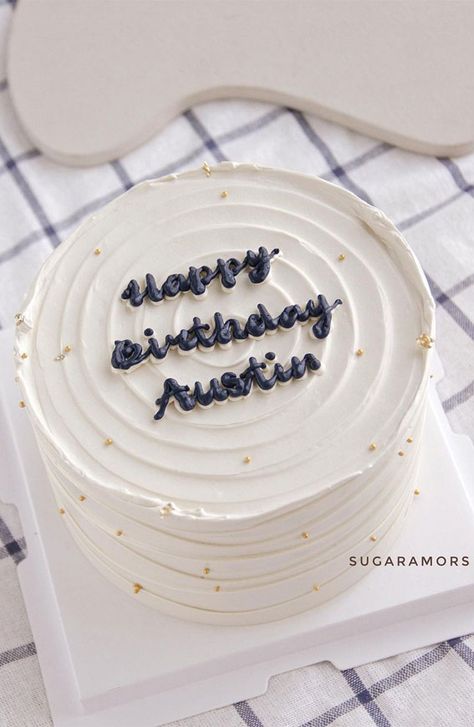 Simple White Cakes Birthday, Birthday Cake Ideas Simple Aesthetic, Birthday Cake For Women Simple Easy, Round Birthday Cake Aesthetic, Simple White Birthday Cake For Women, Aesthetic Cake Men, Round Simple Cake, 40th Birthday Cake Simple, White Cakes Aesthetic