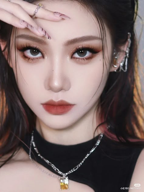 Korean Vampire Makeup, Ulzzang Makeup Dark, Make Up Wisuda Korean Look, Dark Asian Makeup, Cute Vampire Makeup, Dark Korean Makeup, Edgy Korean Fashion, Dark Douyin Makeup, Korean Vampire