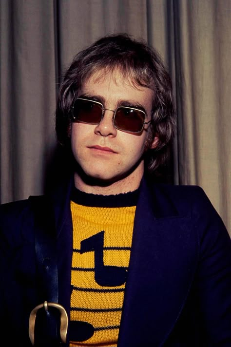 Oh my goodness now this is a beautiful man 😍 Elton John 70s, Elton John Poster, Piano Vibes, Elton John Costume, Music Nostalgia, David Furnish, Captain Fantastic, Real Cowboys, Rocket Man