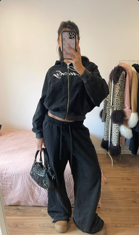 European Summer Party, Black Sweatpants Outfit, Y2k Tiktok, Sweatpants Fit, Viral Aesthetic, Girl Money, Ralph Lauren Womens Clothing, Black Tracksuit, Vintage Ootd