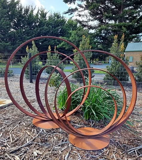 Rusty Garden Art Features  | index Scrap Metal Art Garden Junk, Garden Sculpture Ideas, Rusty Metal Garden Art, Rusty Garden, Turmeric Water, Recycled Metal Art, Driftwood Art Diy, Stone Landscaping, Garden Art Ideas