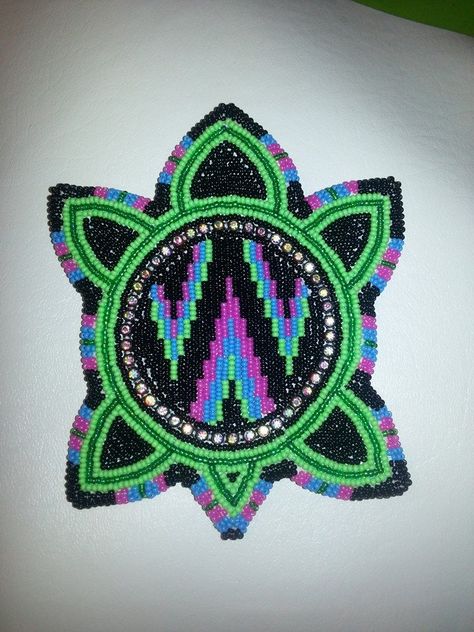 Turtle medallion Powwow Beadwork, Native American Beadwork Patterns, Beaded Moccasins, Native Beading Patterns, Beadwork Tutorial, Beadwork Designs, Native Beadwork, Bead Sewing, Native American Beadwork