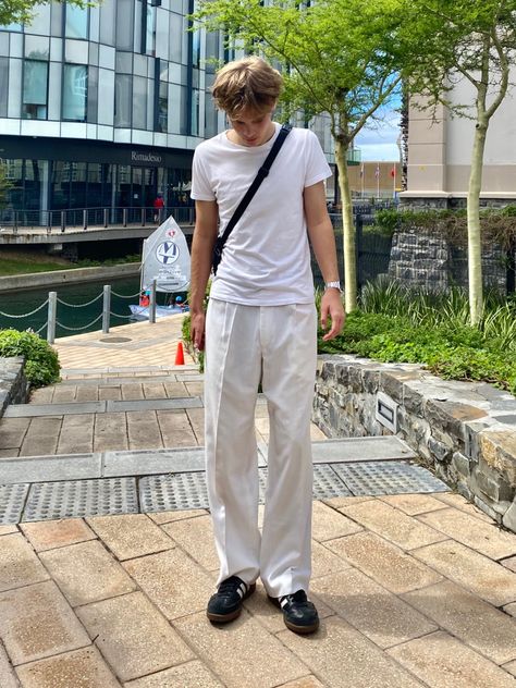 White Pants Outfit Men Aesthetic, White Baggy Pants Outfit Men, White Linen Pants Men, White Pants Straight Leg Boy, Men’s White Linen Pants Outfit, Men Fashion Vintage, White Denim Outfit, Men's Casual Style, Curly Hair Men