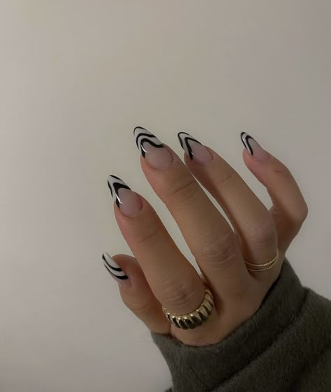 Almond Nails Designs Edgy, Black Almond French Tip, Pretty Nails Black, Simple Edgy Nails, Cool Black Nails, Black Nail Inspiration, Edgy Almond Nails, Graphic Nail Art, Almond French Tip Nails