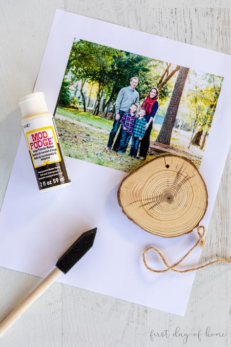 Diy Wood Photo Ornaments, Picture Wood Ornaments, Wood Slice Ideas Diy, Pictures On Wood Slices, Diy Photo Ornaments Mod Podge, Wooden Photo Ornaments Diy, Tree Stump Ornament Diy, Wood Slice Photo Ornament, Diy Wood Circle Ornaments