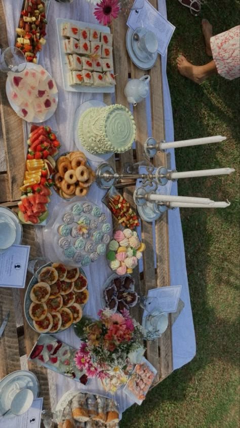 Wildflower Picnic Party, Sweet 16 Picnic Aesthetic, Bday Lunch Ideas, Birthday In Garden Ideas, 20th Birthday Food Ideas, Backyard 21st Party Ideas, Picnic Party Ideas Food, Garden Party Setup, Brunch Bday Ideas