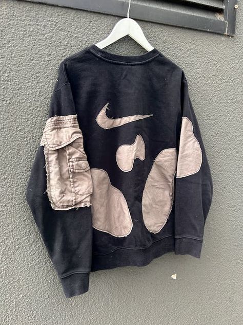 Vintage Brown Nike Custom Reworked Multipocket Hoodie Painted Crewneck Diy, Custom Sweatshirt Ideas, Custom Nike Hoodie, Reworked Clothes Diy, Vintage Reworked Clothing, Custom Hoodies Ideas, Reworked Sweater, Upcycled Hoodie, Reworked Hoodie