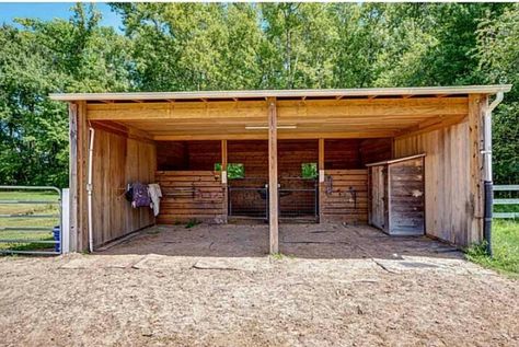 Horse Enclosure Ideas, Homemade Horse Stalls, Outdoor Horse Stall Ideas, Donkey Shelter Ideas, Horse Enclosures, Horse Lean To Shelters Easy Diy, Horse Shelter Ideas Cheap, Horse Run In Shelter, Small Barn Ideas