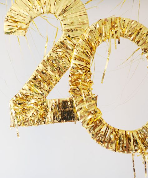 20 Party Decorations To Ring In the New Year Diy New Years Eve Decorations, Diy Decoration Ideas, New Year Diy, Gratis Printables, New Year's Party Decorations, Nye Wedding, Gold Fringe, Nye Party, New Years Eve Decorations